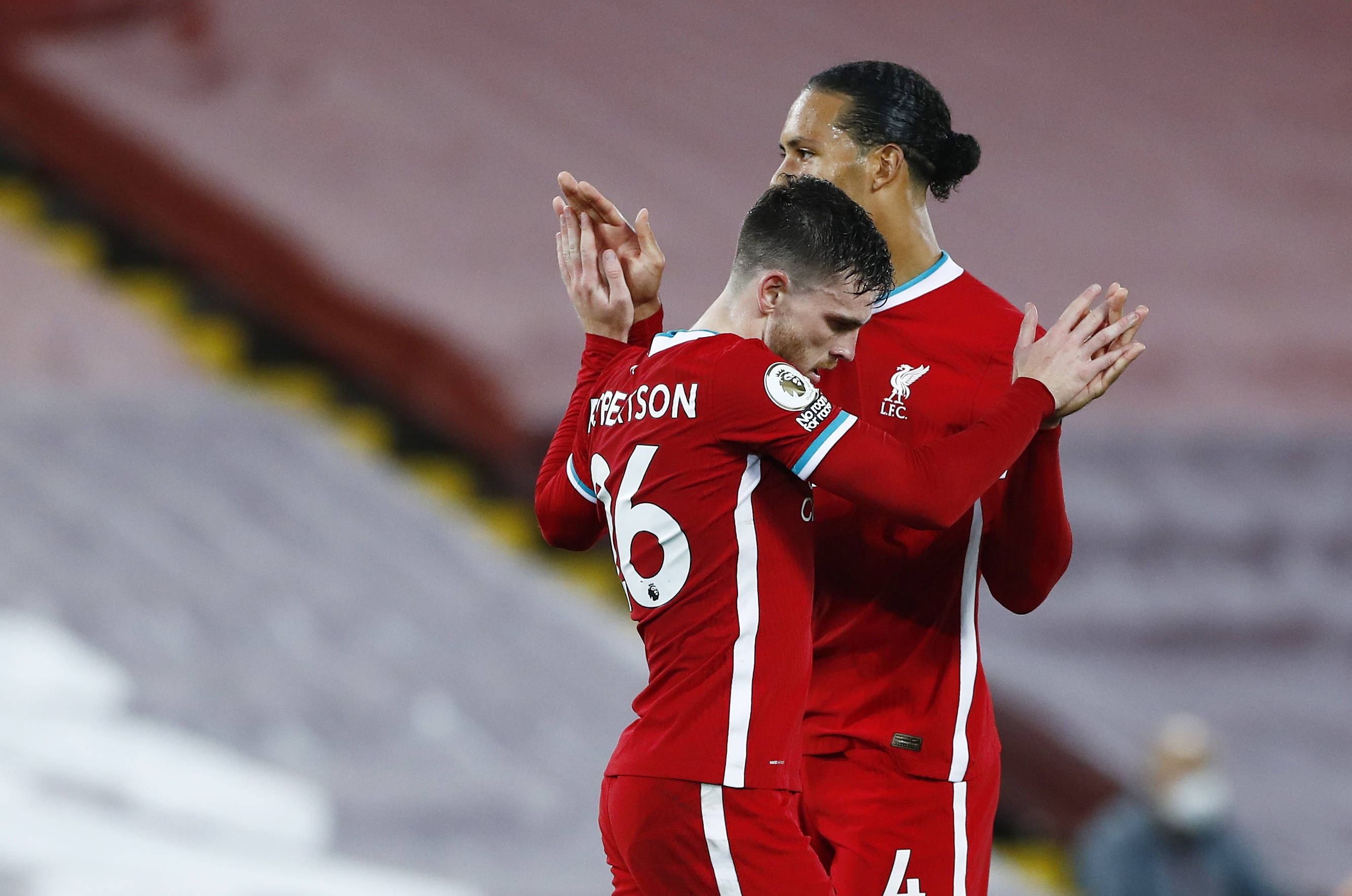 一个正在持 一个正在持